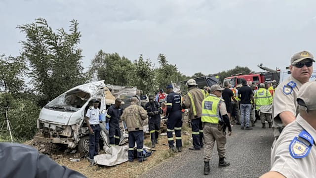 南非约翰内斯堡南部车祸 小型巴士与卡车相撞致13名学生死亡