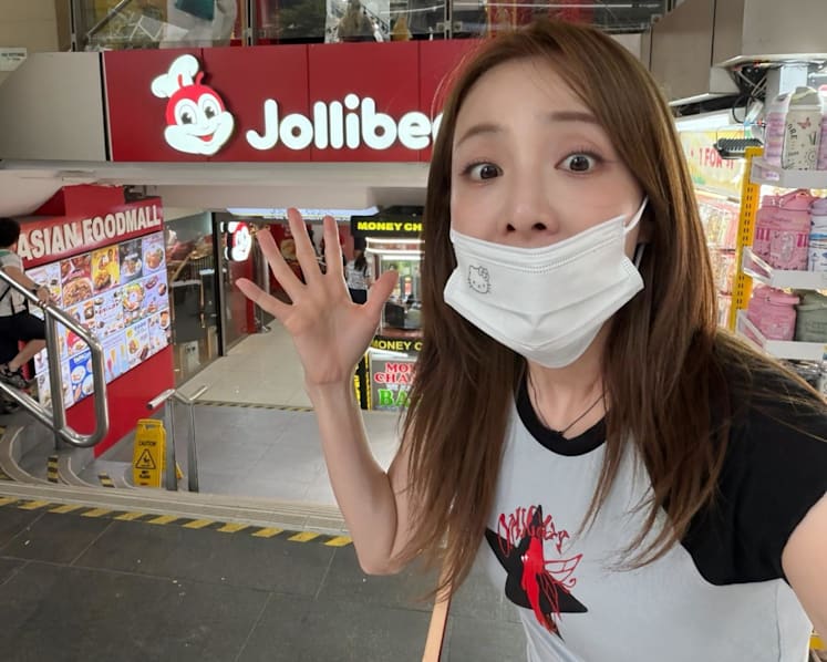 Philippines-raised K-pop star Sandara Park surprised to find Jollibee on Orchard Road, gets dinner there