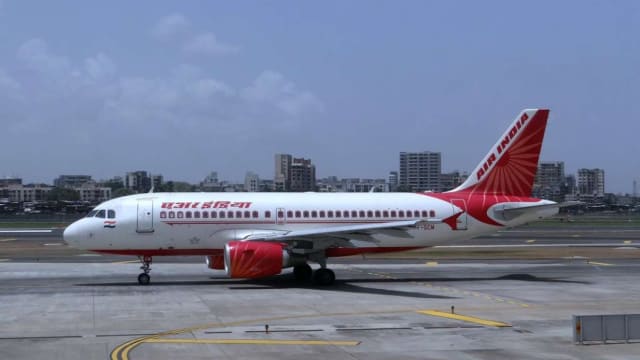 印度航空AI159航班临时取消 大批乘客滞留机场