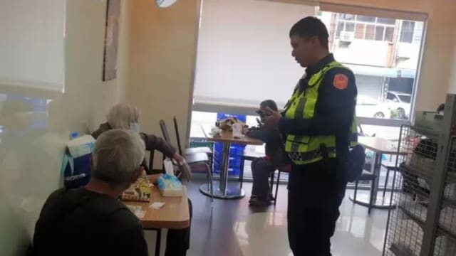 台湾老夫妻住便利商店一个多月 儿子终于回应