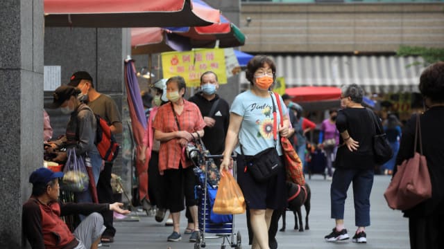 台湾本月31日起 进一步放宽口罩令