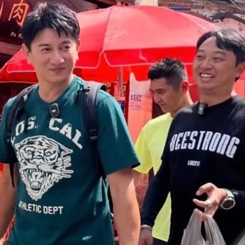 吴奇隆云南大秀跳广场舞，惊艳全场！
