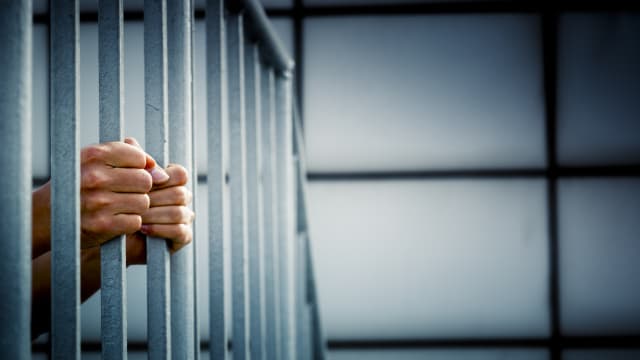 分手后痴缠困女佣在电梯内强吻 客工被判监三个月
