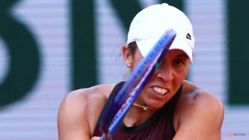 Keys battles past Kenin to reach French Open fourth round