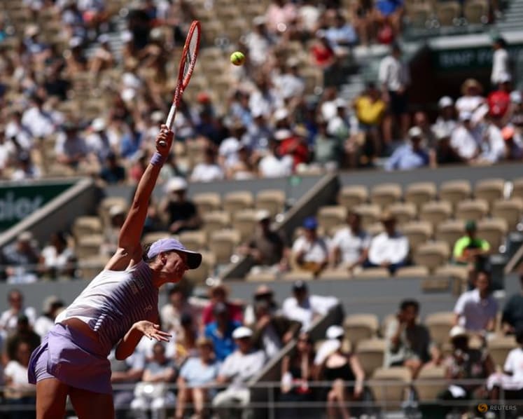 Swiatek on one-way street to second round in Paris