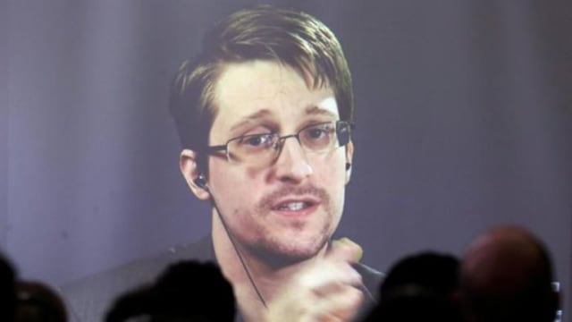 美国中央情报局前雇员斯诺登正式成为俄罗斯公民