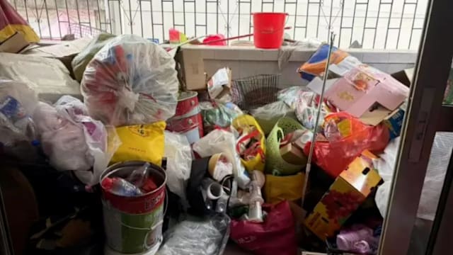 母亲住家囤积废品 江西男子求助后清出两卡车杂物