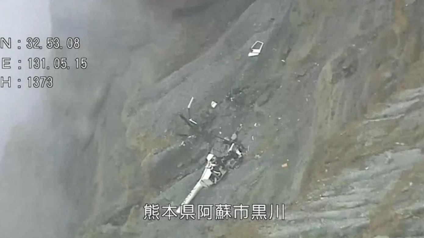 日本阿苏火山坠机现场发现三人踪影 生还渺茫