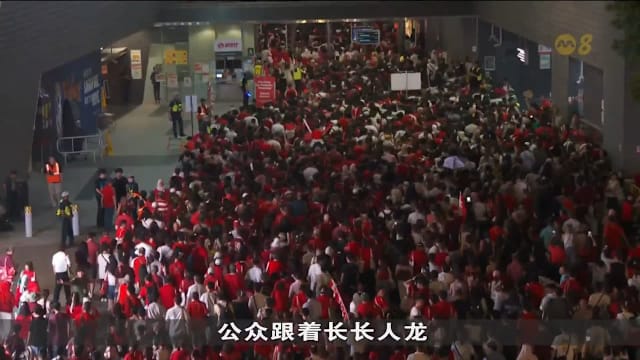 国庆庆典散场人潮涌向地铁站 有公众提前离场避人潮