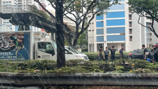 摩托车疑似失控打滑 女骑士受伤送院