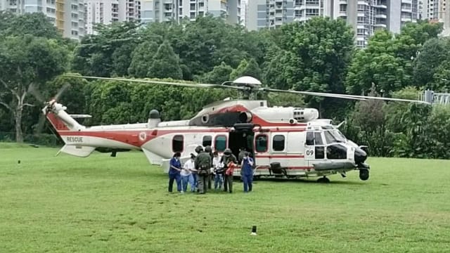 游轮船员急需治疗 空军部队派直升机救援