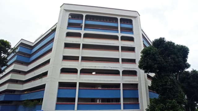 组屋住户走廊放鱼缸和物品 义顺市镇会：已建议居民撤走杂物
