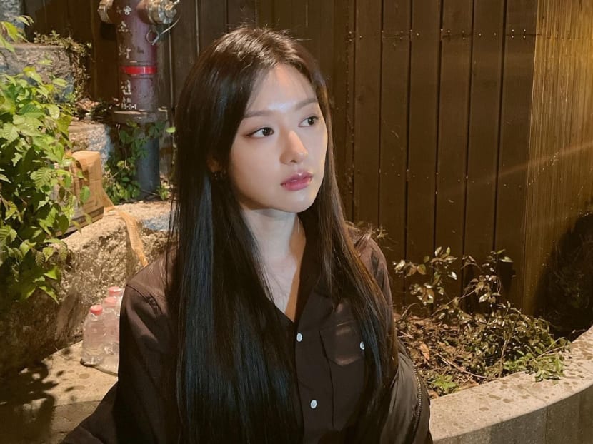 Queen Of Tears actress Kim Ji-won mobbed at Seoul airport, fans call for better security