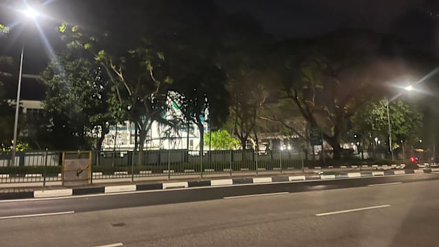 花拉路发生车祸 护栏被撞毁无人员受伤