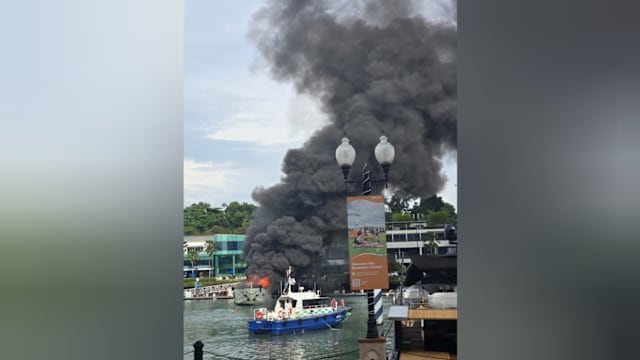 圣淘沙升涛湾船只起火 浓烟冲天近两小时仍未扑灭