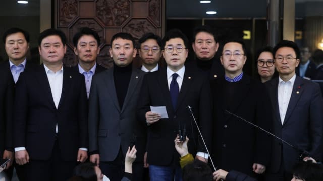韩国在野党要求尹锡悦立即下台 否则将启动弹劾程序
