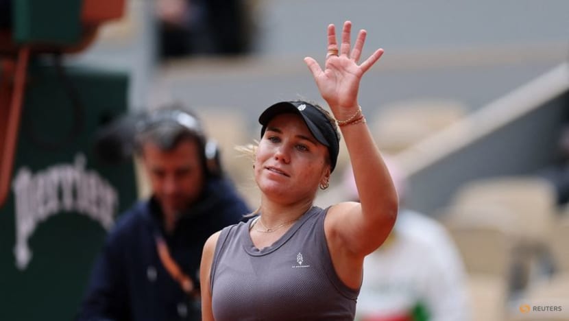 Kenin battles past Azarenka into French Open third round