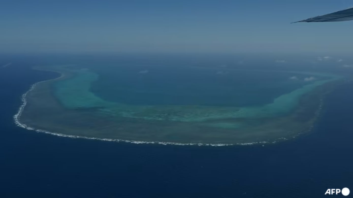 中国军方在黄岩岛附近举行海空联合演训