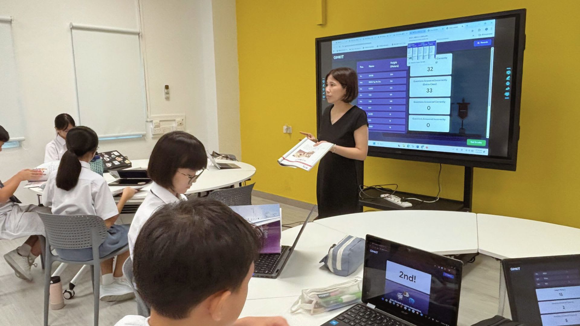 红楼梦、唐诗看不懂？ 她用AI让学生爱上华文- 8world