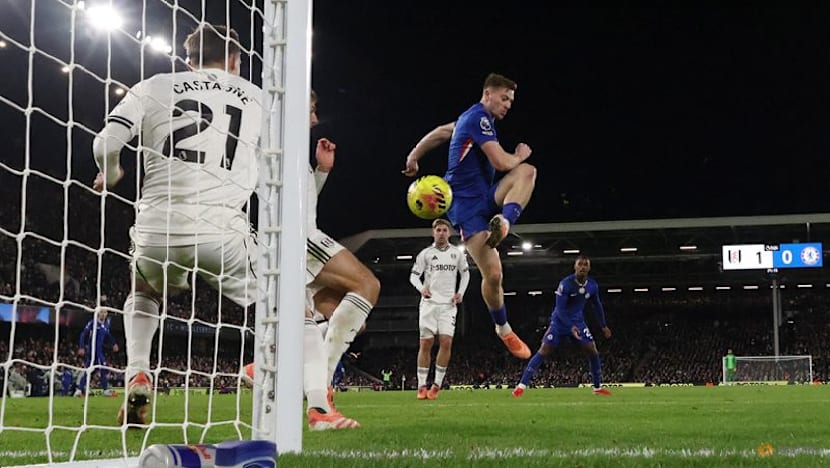 Ten-man Chelsea suffer defeat at neighbours Fulham