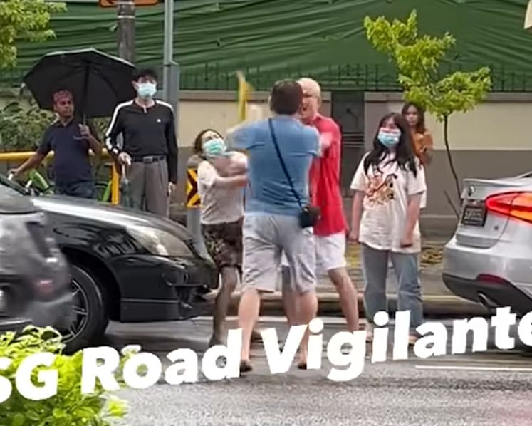 Police investigating 4 people caught on viral video fighting on road