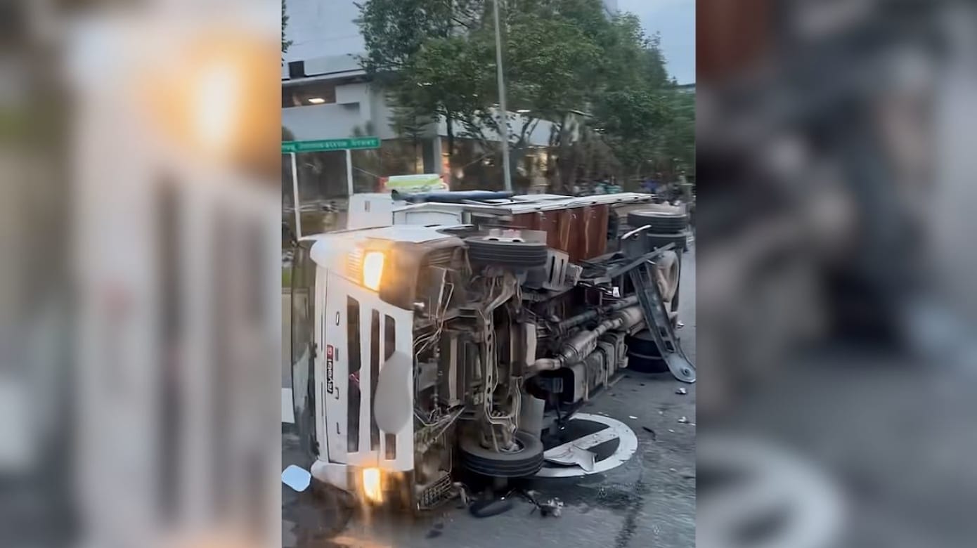 文礼车祸18人送院 罗厘侧翻司机受困