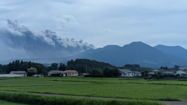 日本九州新燃岳火山喷发 无人员受伤消息