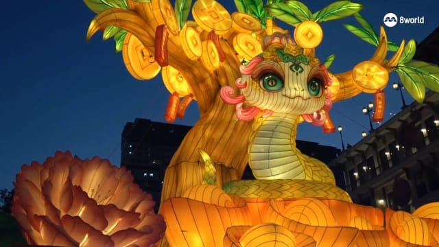 【重温直播】牛车水新春灯饰今晚正式亮灯 随记者抢先看可爱金蛇 
