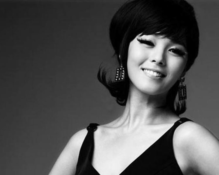 Wonder Girl announces "honeymoon baby"
