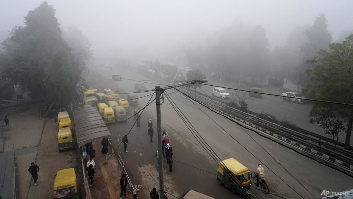 Dense fog over Indian capital delays flights, trains Dense fog over Indian capital delays flights, trains