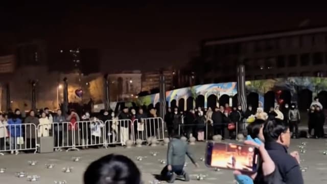 跨年无人机表演因故取消 主办方下跪道歉引热议