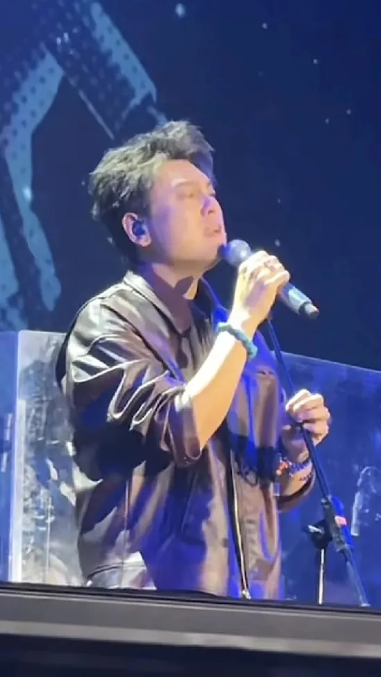 惨遭“除名”踢出F4！朱孝天首露面开唱突泪崩