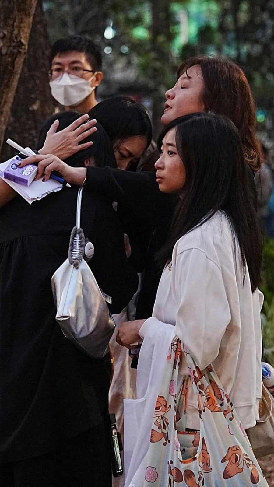 Mourners flock to site of deadly Hong Kong blaze 