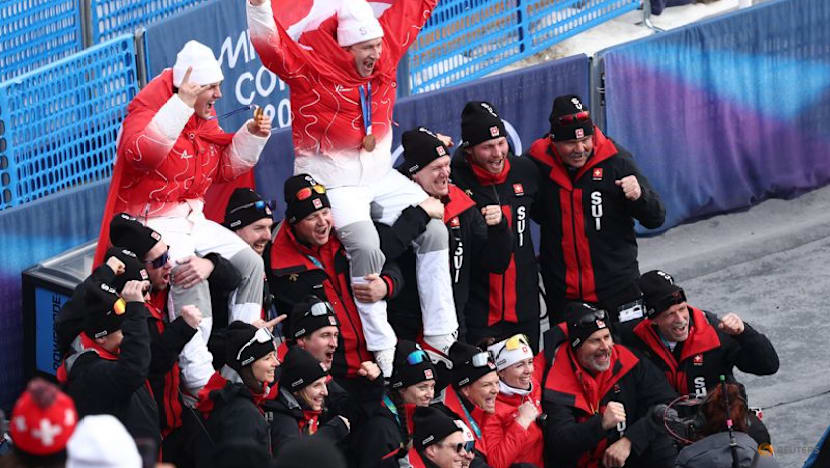 Alpine skiing-Swiss fans and family fill Bormio’s bars to celebrate men’s third gold