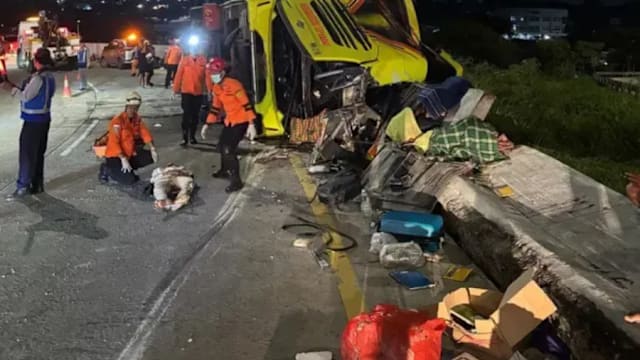 印尼长途巴士撞护栏翻覆 至少16人丧命