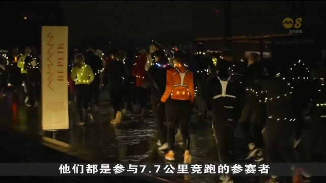 丹麦灯光赛跑活动 吸引近千人成为灯光节装置