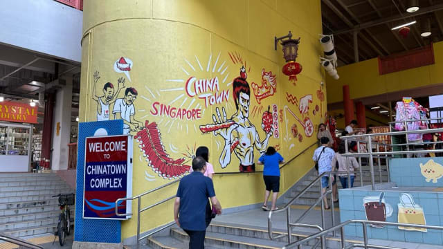 被提醒戴口罩 熟食摊贩回呛：政府没说要戴