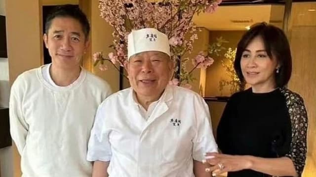 一个小动作泄尴尬　梁朝伟“社恐”表现超可爱！