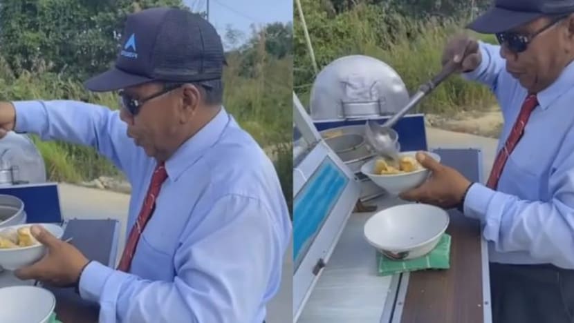 Gara-gara mahu lariskan jualan baksonya, penjual warga Indonesia ini sanggup berniaga pakai kemeja, tali leher