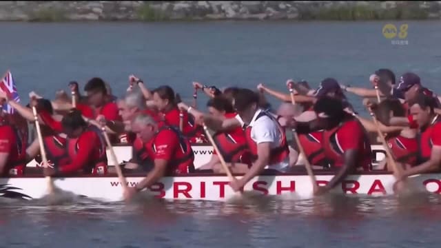威廉王子同英国龙骑士龙舟队一起划龙舟