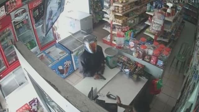 马国两劫匪入杂货店抢劫 店员拿巴冷刀追匪