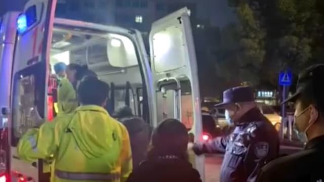 中国老伯在家中风 好友发现他步数为零报警救一命