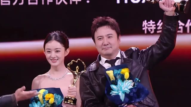 中国娱乐盛典　赵丽颖封“微博Queen”，“King”偷吃饼干全被拍！