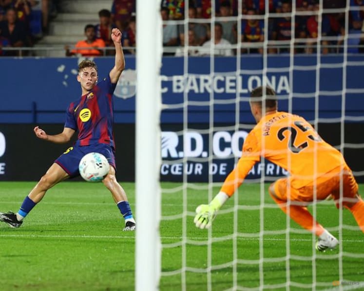 Barcelona demolish Valencia 6-0 in front of small crowd