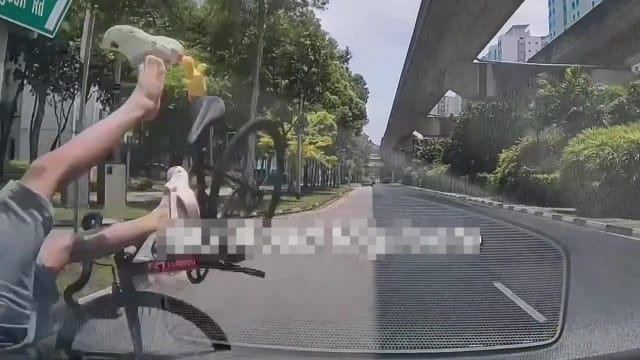 违规过马路 榜鹅少年骑士被撞飞送院