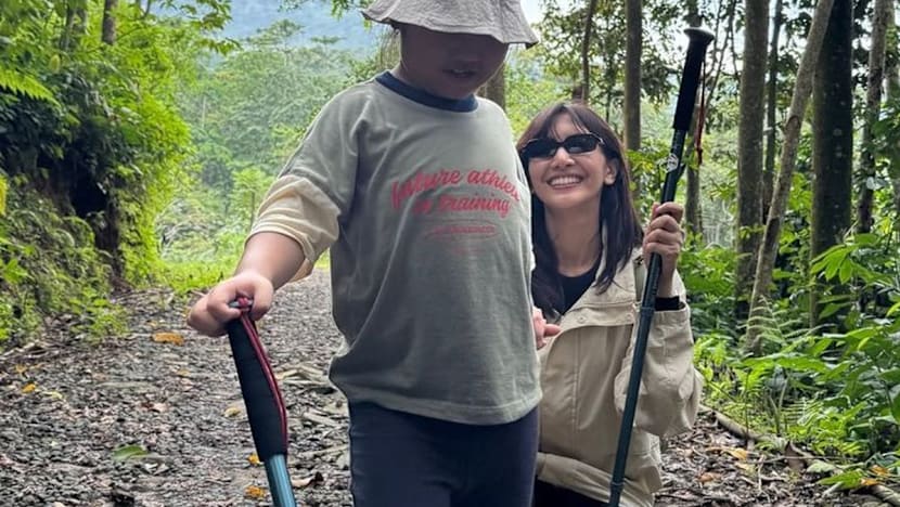 Sheila Dara tersenyum lagi usai kepergian Vidi Aldiano, trekking bareng keluarga Dion Wiyoko