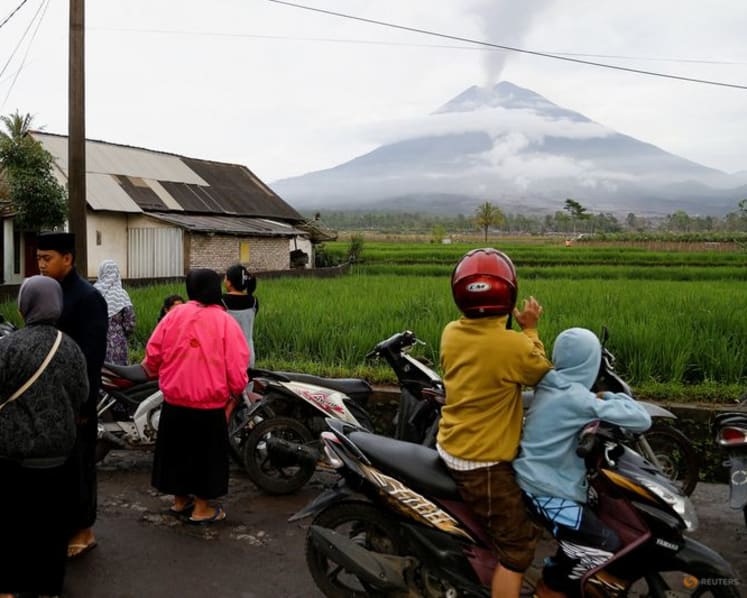 Hundreds of Indonesians flee homes after volcano erupts