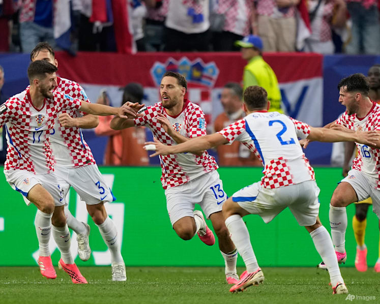 Vlasic header sends Croatia into World Cup knockouts with 2-1 win over Ghana