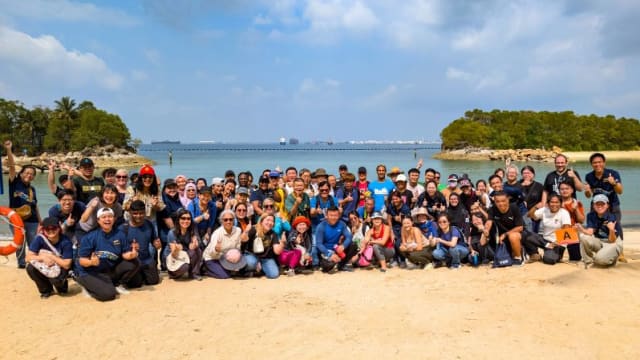 恢复游泳和水上活动 圣淘沙西乐索海滩明天重开