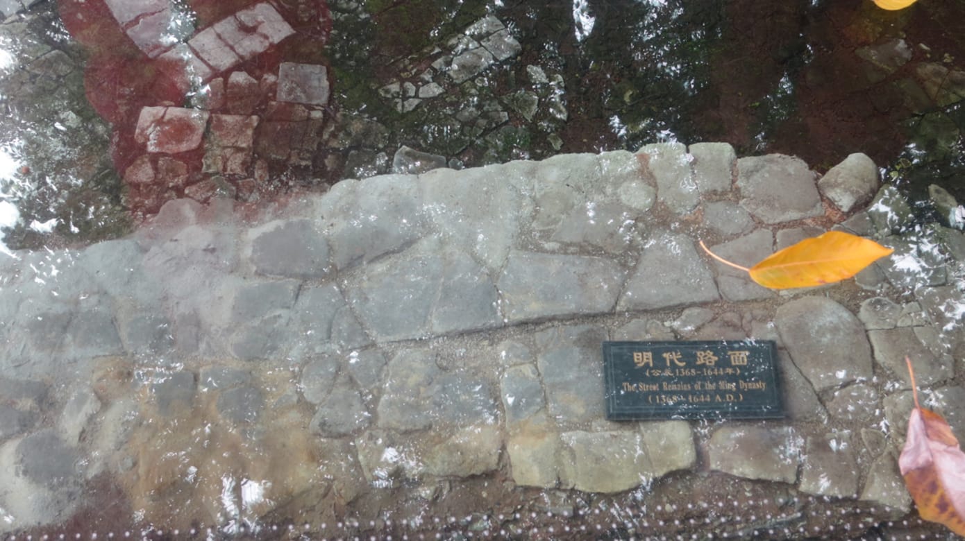 驻足透视脚下路面，各层清晰可见。（图：黄匡宁）